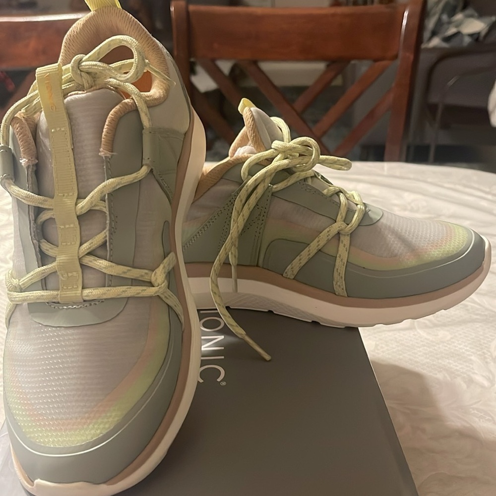 Sale… New Vionic Women’s Austyn Stylish Sage and Beige Sneakers Size 7.5. - Picture 6 of 6